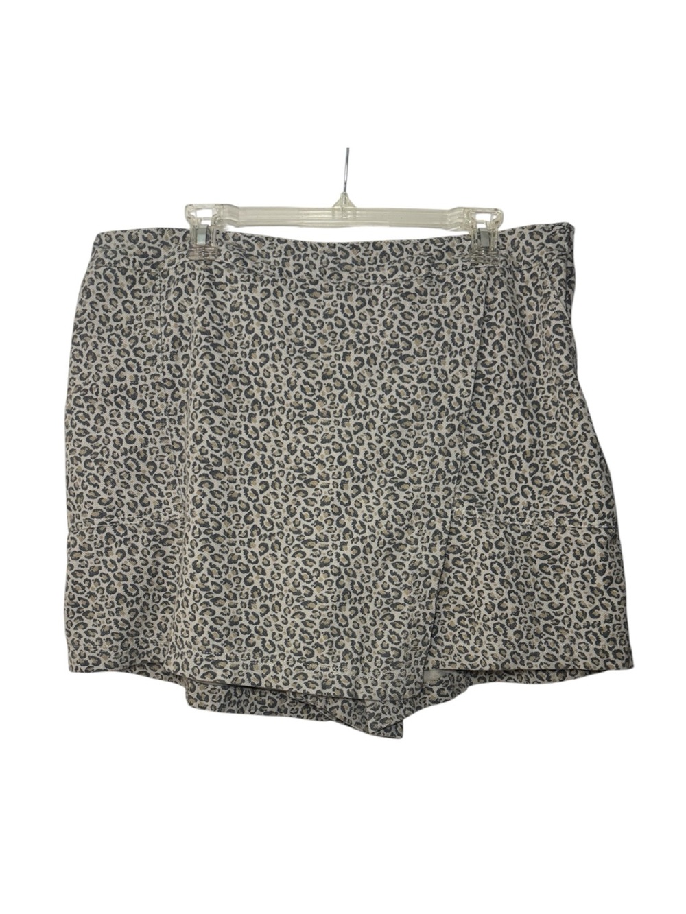 Gilli Leopard Print Skort in Tan and Black With Pockets